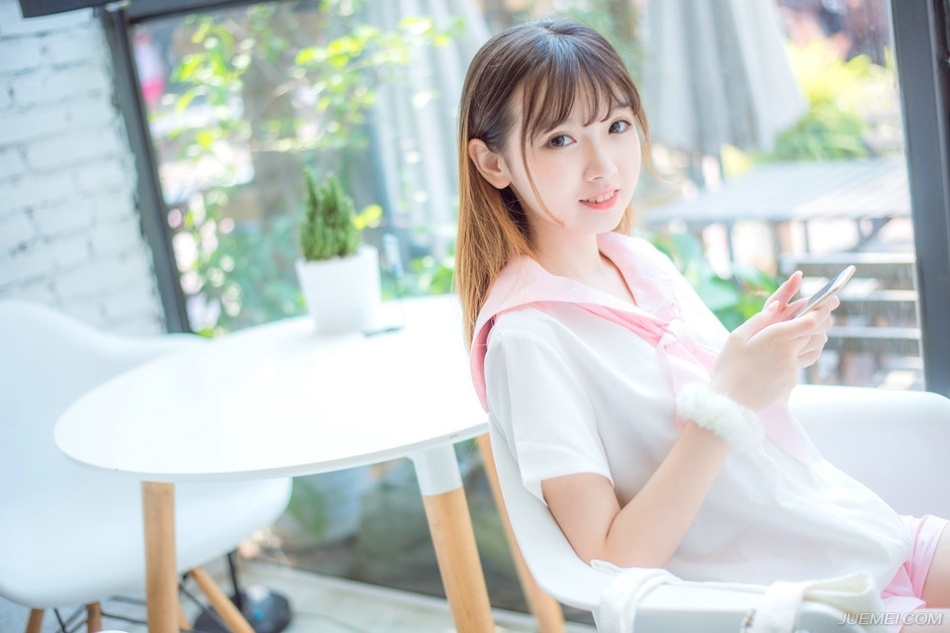 邓贤会意，微笑着点点头，算是默认了庞统的意思，至于原本的蜀中四将如今却变成了三将，已经没人在意了。